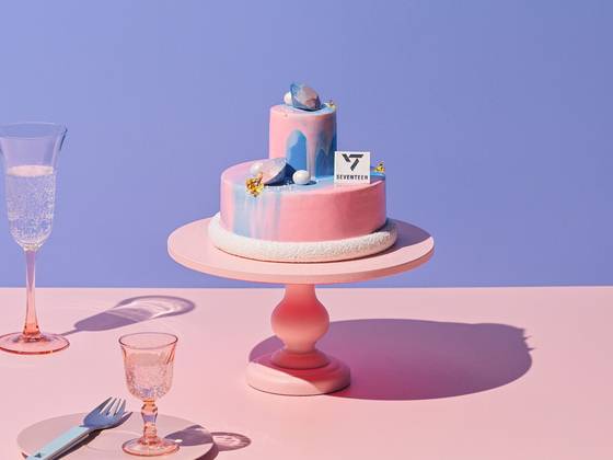 ‘안다즈 서울 강남’이 K-팝 아티스트 ‘세븐틴’의 데뷔 10주년을 기념한 특별한 메뉴들을 선보인다. 사진 안다즈 서울 강남.