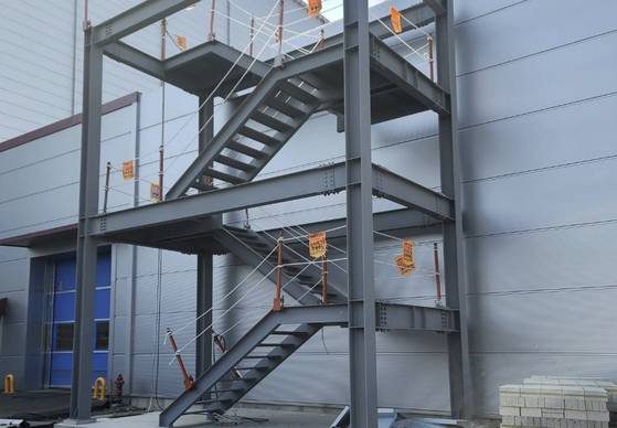 지난 3월 26일 경남 창녕군 타이어 공장 증축 공사장에 있는 철제 구조물에 추락 사고를 방지할 안전 난간 대신 로프만 설치돼 있다. 이날 '공사장 안전관리 실태'를 감찰한 경남도와 산업안전보건공단 등은 ″추락 사고 위험이 있다″며 공사 현장에 시정 조치했다. 사진 경남도