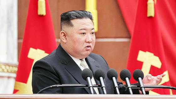 김정은 북한 국무위원장이 2023년 상반기 열린 당 중앙위원회 제8기 제7차 전원회의 확대회의에서 발언하고 있다. 이 회의에서는 △새 시대 농촌혁명강령 실현을 위한 첫해 투쟁정형과 일련의 중요 과업들 △인민경제 계획 수행 규율을 철저히 확립 △국가 재정금융사업을 개선하는데서 나서는 당면한 문제들 △조직문제 등 4개 의정이 상정, 승인됐다. 뉴스1