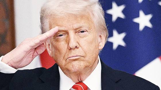 도널드 트럼프 미국 대통령이 14일(현지시간) 카타르 도하의 루사일 궁전에서 열린 국빈 만찬에 앞서 미국 국가에 맞춰 거수 경례를 하고 있다. AFP=연합뉴스