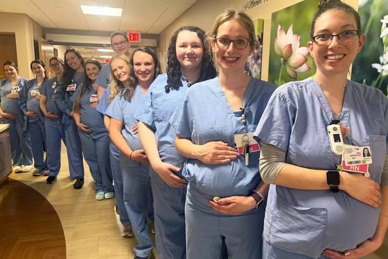 같은 시기에 임신한 미국 간호사들. 사진 HSHS 세인트 빈센트 병원 홈페이지 캡처