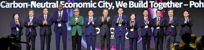 포항시가 14일 두호동 라한호텔에서 연 세계녹색성장포럼에서 김상협 글로벌녹색성장기구(GGGI) 사무총장(왼쪽 다섯 번째부터)과 이철우 경북지사, 이명박 전 대통령, 이강덕 포항시장 등 주요 참석자들이 비전 선포 후 기념 촬영을 하고 있다. /포항시 제공