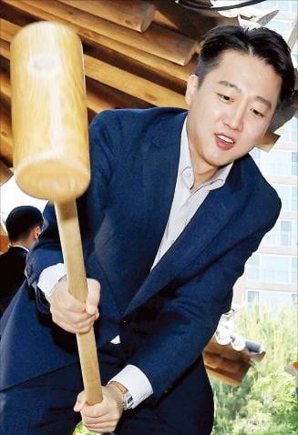 < 부산서 떡메치는 이준석 > 이준석 개혁신당 대선 후보가 14일 부산 명륜동 동래향교에서 떡메치기 체험을 하고 있다. /연합뉴스