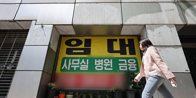 서울 중구 충무로의 한 폐업한 상가에 임대 안내문이 붙어 있다. 사진=뉴스1