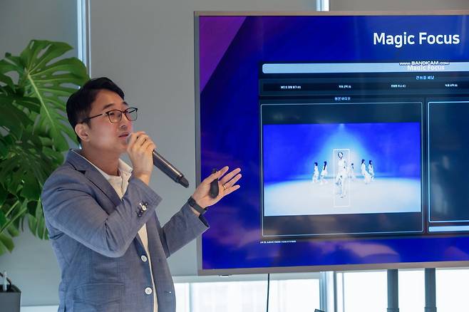 정영환 KT 미디어AI서비스개발팀 책임이 15일 서울 종로구 KT 본사에서 세로형 숏폼에 적용된 KT 특허기술 매직 포커스에 대해 설명하고 있다. 사진=KT