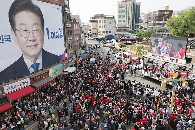 김문수 국민의힘 대통령 후보가 14일 경남 밀양시 밀양관아앞에서 유세하고 있다. /사진=뉴스1
