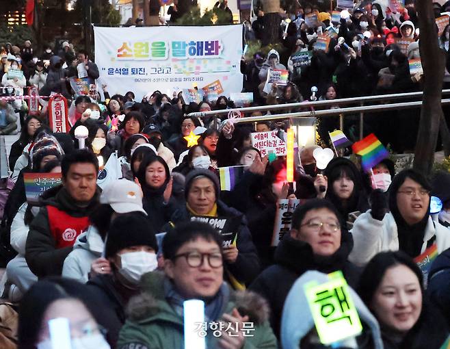 ‘윤석열 퇴진! 세상을 바꾸는 네트워크’ 주최로 지난해 12월 25일 국가인권위원회 인근에서 열린 ‘All I want for Christmas is 윤석열 퇴진!-윤석열 퇴진하고 평등세상으로’ 집회 모습. 한수빈 기자