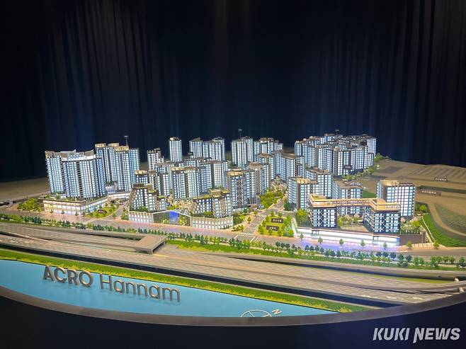 서울 성동구 디타워 서울포레스트에 마련된 ‘아크로 한남’ 홍보관에 1/180 축적의 단지 모형이 전시돼 있다. 조유정 기자