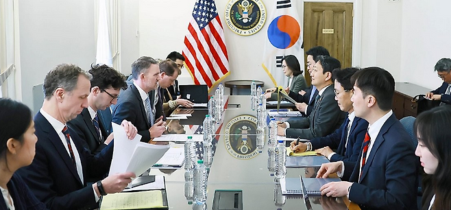 안덕근 산업통상자원부 장관이 지난달 24일(현지시간) 미국 워싱턴DC 무역대표부(USTR) 회의실에서 제이미슨 그리어 미국 무역대표부 대표와 면담하고 있다. 연합뉴스