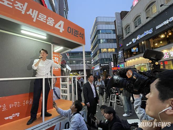 이준석 개혁신당 대선 후보가 15일 건대입구역 인근 도보유세에 나서 연설하고 있다. 양다경 기자