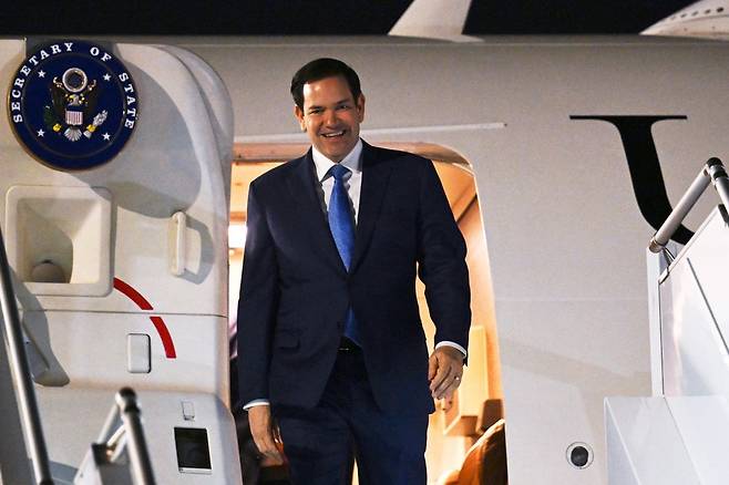 마코 루비오 미국 국무장관이 14일(현지시간) 북대서양조약기구 외교장관 회의에 참석하기 위해 튀르키예 안탈리아 공항에 도착하고 있다. 연합뉴스