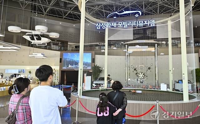 시간에 맞춰 드론타워쇼를 구경중인 관람객들. 홍기웅기자