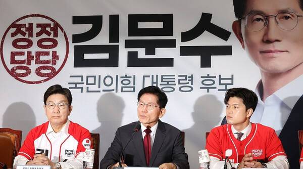 국민의힘 김문수 대선 후보(가운데)가 15일 국회에서 열린 중앙선거대책위원회 회의 및 임명장 수여식을 마친 뒤 발언하고 있다. 연합뉴스