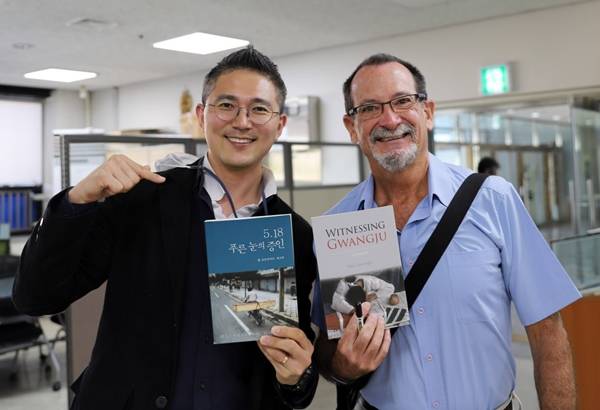 ▲ 최경훈 기록진실부 팀장(왼쪽)이 1980년 당시 5·18을 목격한 폴 코트라이트 평화봉사단원(PCV)과 찍은 사진. 사진=5·18기념재단