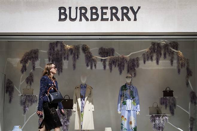 14일(현지시간) 영국 런던에 위치한 한 버버리 매장 앞을 사람들이 지나가고 있다. <EPA 연합뉴스>