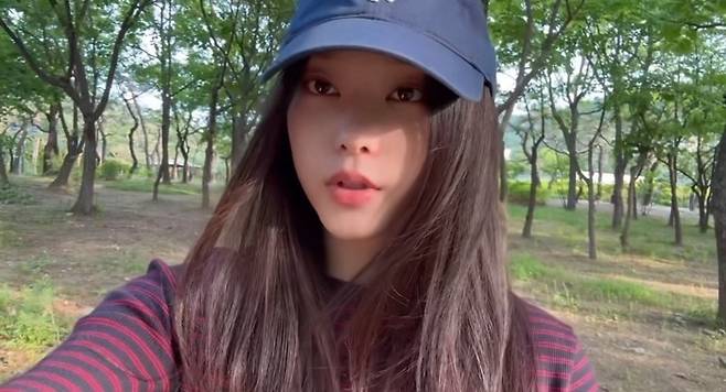 뉴진스 해린이 SNS를 통해 팬들에게 인사하고 있다. 사진ㅣ뉴진스 멤버들 SNS