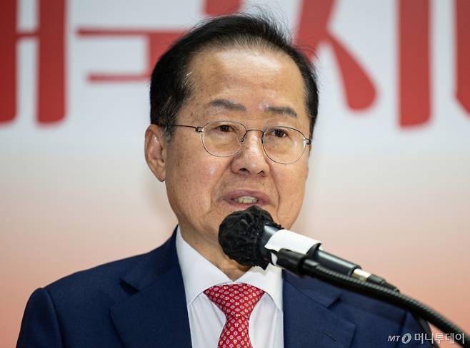 (서울=뉴스1) 이재명 기자 = 국민의힘 3차 경선에 진출하지 못한 홍준표 전 대구시장이 29일 오후 서울 여의도 자신의 캠프 사무실에서 소회를 밝히고 있다. 2025.4.29/뉴스1 Copyright (C) 뉴스1. All rights reserved. 무단 전재 및 재배포, AI학습 이용 금지. /사진=(서울=뉴스1) 이재명 기자