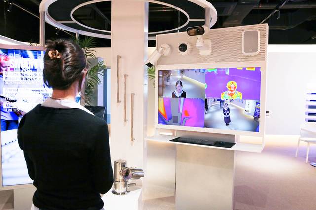 지난달 29일 경기 성남시 분당구 한화비전 사옥 내 마련된 체험관에서 열화상카메라가 방문객을 촬영하고 있다. 열화상카메라 솔루션은 산업 현장에서 공장 생산 설비의 온도나 작업자의 상태 등을 확인하는 데 활용할 수 있다. 한화비전 제공