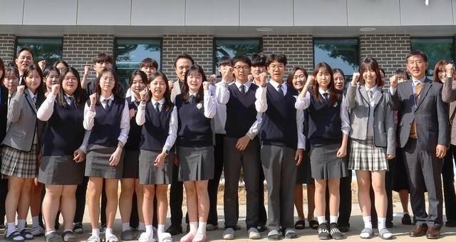경기 안성 죽산고 학생들이 교복을 입고 기념촬영을 하고 있다. 임태희 교육감 인스타그램 화면 갈무리