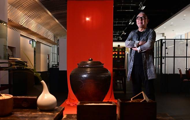 민경식 ㈜민경식건축사무소 대표가 지난달 30일 오후 서울 명동 한식 레스토랑 ‘콩두’에서 가진 헤럴드경제와의 인터뷰에 앞서 포즈를 취하고 있다. 이상섭 기자