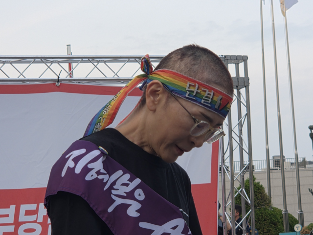 ▲지혜복 교사는 14일 A 학교 성폭력사안·교과운영부조리 공익제보교사 부당전보철회를 위한 공동대책위원회가 서울시교육청 앞에서 개최한 집회에서 삭발식을 진행하고 "서울시교육청과 정근식 서울시교육감과 끝까지 싸워 이기겠다"고 소리 높였다. ⓒ프레시안(박상혁)