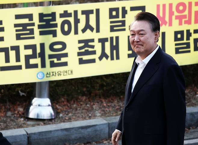 지난 3월8일 윤석열 전 대통령이 법원의 구속취소 인용으로 경기 의왕시 서울구치소에서 빠져나와 지지자들에게 인사를 하는 모습. 뉴스1