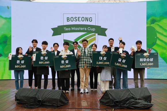 보성 차의 재탄생을 알리는 ‘보성티마스터컵’ 우승자들이 시상식 후 기념사진을 찍고 있다. 보성군 제공