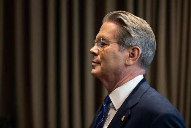 스콧 베선트 미국 재무장관이 지난 12일(현지 시간) 스위스 제네바에서 열린 기자회견을 마친 후 퇴장하고 있다. AFP연합뉴스