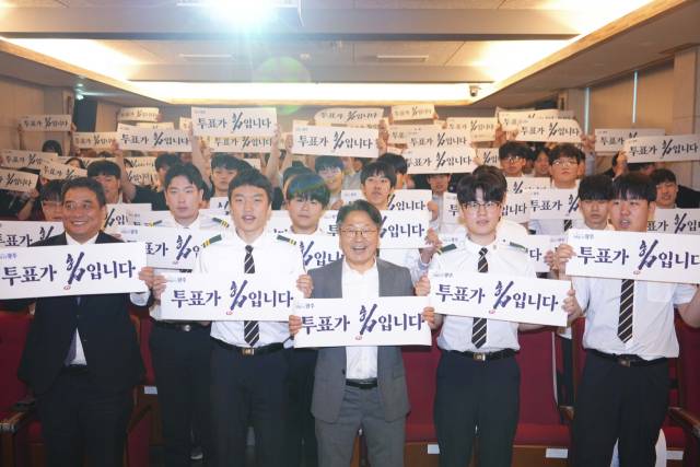 강기정 광주광역시장이 15일 광주 금파공업고등학교를 찾아 학생들을 대상으로 생애 첫 투표 독려를 마친 뒤 기념촬영을 하고 있다. 사진 제공=광주광역시