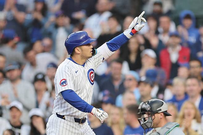 시카고 컵스 스즈키가 15일 마이애미전에서 4회말 홈런을 친 뒤 세리머니하고 있다. AFP연합뉴스