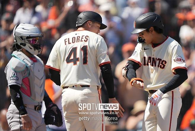 ▲ 이정후(오른쪽). 두 경기 연속 오라클 파크 담장을 넘겼다.