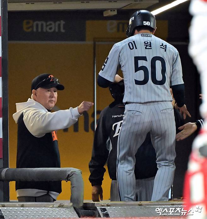 김경문 감독이 이끄는 한화는 15일 대전 한화생명 볼파크에서 2025 신한 SOL Bank KBO리그 두산 베어스와의 홈경기를 치른다. 2연패를 당한 한화는 홈에서 싹쓸이패 당할 위기에 놓였다. 이날 김경문 감독은 이원석을 1번에 기용했다. 김 감독은 '요즘 잘 치고 있다'라고 했다. 최근 대주자로 교체 투입된 이원석은 타석에 들어선 3경기 연속 안타를 기록하며 타석에서도 좋은 모습을 보인 바 있다. 한화는 이날 선발투수로는 엄상백이 등판한다. 엑스포츠뉴스DB