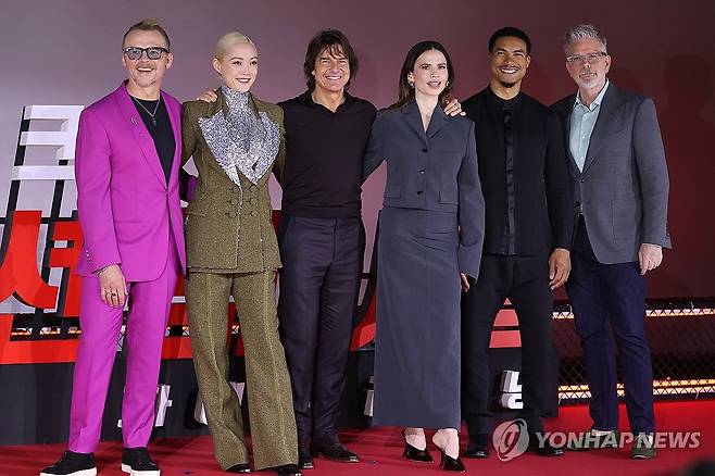 '미션 임파서블: 파이널 레코닝' 주역들 (서울=연합뉴스) 강민지 기자 = 8일 서울 송파구 롯데시네마 월드타워에서 열린 영화 '미션 임파서블: 파이널 레코닝' 기자간담회에서 감독과 배우들이 포즈를 취하고 있다. 왼쪽부터 사이먼 페그, 폼 클레멘티에프, 톰 크루즈, 헤일리 앳웰, 그레그 타잔 데이비스, 크리스토퍼 맥쿼리 감독.
, 2025.5.8 mjkang@yna.co.kr