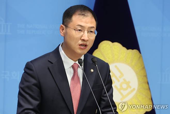 이재명 후보 지지선언 하는 김상욱 의원 (서울=연합뉴스) 김주성 기자 = 국민의힘을 탈당한 무소속 김상욱 의원이 15일 서울 여의도 국회 소통관에서 더불어민주당 이재명 대선 후보에 대한 지지 선언을 하고 있다. 2025.5.15 utzza@yna.co.kr