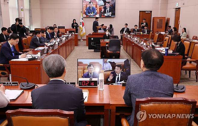 국민의힘 불참속 진행되는 사법부 대선개입 의혹 진상규명 청문회 (서울=연합뉴스) 김주형 기자 = 14일 국회에서 열린 법제사법위원회의 조희대 대법원장 등 사법부의 대선개입 의혹 진상규명 청문회가 국민의힘 의원들의 불참속에 진행되고 있다. 2025.5.14 kjhpress@yna.co.kr