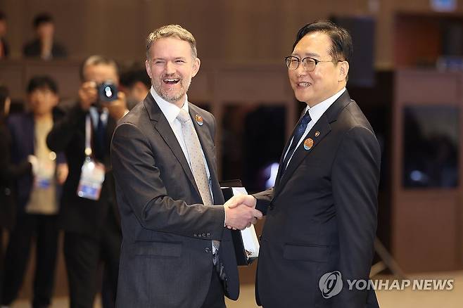 그리어 대표 만난 정인교 통상교섭본부장 (서귀포=연합뉴스) 박지호 기자 = 15일 제주 서귀포시 제주국제컨벤션센터에서 열린 APEC 2025 통상장관회의 개회식 직전 정인교 산업통상자원부 통상교섭본부장(오른쪽)이 제이미슨 그리어 미국 무역대표부(USTR) 대표와 인사하고 있다. 2025.5.15 jihopark@yna.co.kr