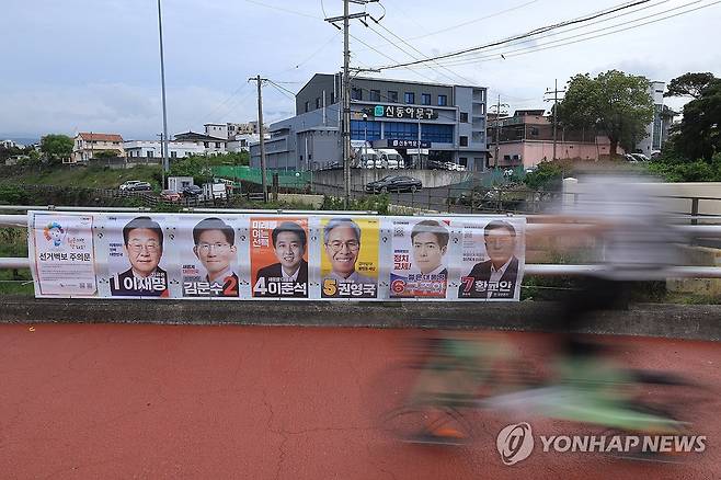 기호 8번은 어디에 (제주=연합뉴스) 박지호 기자 = 21대 대통령선거 후보자 선거 벽보가 부착되기 시작한 15일 오후 제주시 오라동 오라대교에 기호 8번 무소속 송진호 후보의 벽보가 빠진 채 선거 벽보가 부착돼 있다.
제주도선관위에 따르면 송 후보 측은 택배를 통해 선거 벽보를 발송했지만, 제출 마감 기한인 전날까지 제주에 도착하지 않았다. 2025.5.15 jihopark@yna.co.kr