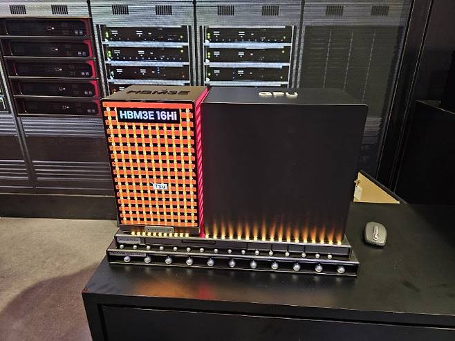 올해 초 미국 라스베이거스에서 열린 ‘CES 2025’에 전시된 SK하이닉스 HBM3E 16단 제품. (사진=이데일리DB)