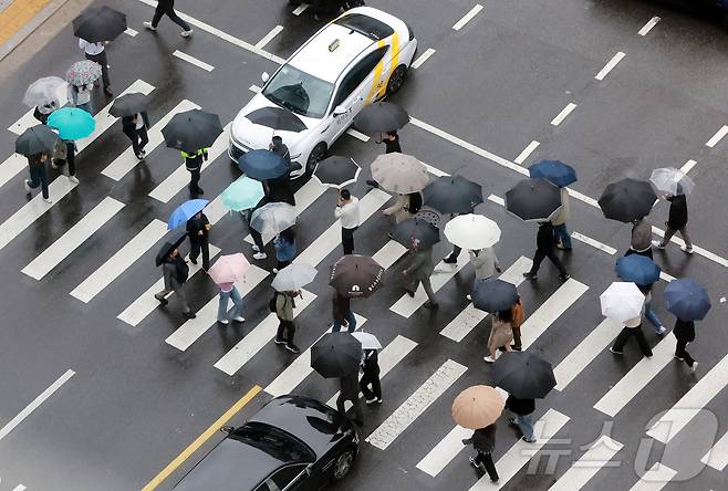 전국 대부분 지역에 비가 내린 9일 오후 서울 종로구 종각역 인근에서 우산을 쓴 시민들이 발걸음을 옮기고 있다. 2025.5.9/뉴스1 ⓒ News1 김진환 기자