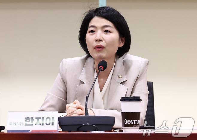 한지아 국민의힘 의원이 1일 오전 서울 여의도 국회 의원회관에서 열린 '메디스태프 내 불법행위, 해법은?' 세미나에서 인사말을 하고 있다. 2025.4.1/뉴스1 ⓒ News1 김민지 기자