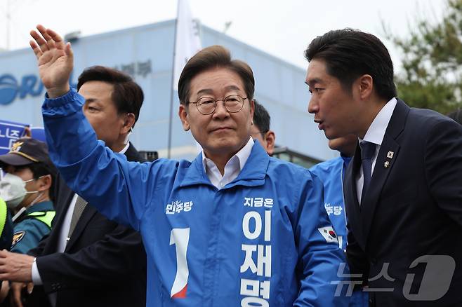 이재명 더불어민주당 대통령 후보가 16일 오전 전북 익산시 익산역 동부광장에서 시민들에게 지지를 호소하고 있다. (공동취재) 2025.5.16/뉴스1 ⓒ News1 이재명 기자