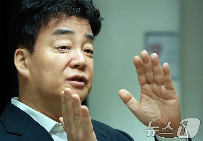 백종원 더본코리아 대표가 28일 서울 서초구 스페이스쉐어 강남역센터에서 열린 정기 주주총회에서 발언하고 있다. 2025.3.28/뉴스1 ⓒ News1 김진환 기자