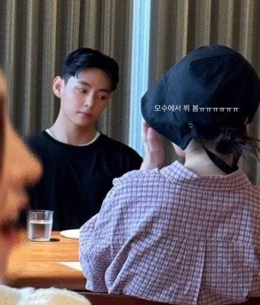 가수 아이유, 방탄소년단 뷔 / 온라인 커뮤니티