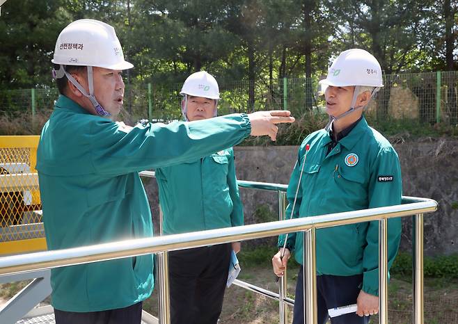배수시설 가동실태 점검하는 이범석 청주시장. (시 제공)