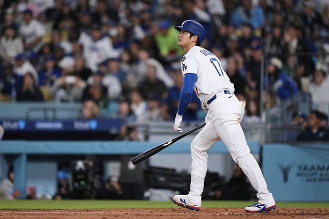 오타니가 4회말 중월 투런포를 날린 뒤 타구를 바라보고 있다. AP연합뉴스