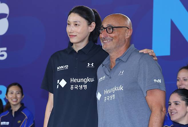 김연경과 아본단자 감독 (인천=연합뉴스) 임순석 기자 = 김연경이 16일 인천 삼산월드체육관에서 열린 'KYK 인비테이셔널 2025 미미어데이'에서 여자배구 세계올스타팀 마르첼로 아본단자(이탈리아)감독과 포즈를 취하고 있다. 2025.5.16 soonseok02@yna.co.kr
<저작권자(c) 연합뉴스, 무단 전재-재배포, AI 학습 및 활용 금지>