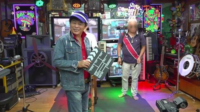 요즘 '인생각설이'란 노래로 가수로도 활동 중인 박은수가 사기 혐의로 피소됐다. 그는 농촌드라마 '전원일기'의 '일용이'로 잘 알려진 배우로 10여년전에도 사기범죄에 연루된 바 있다. /팬커뮤니티