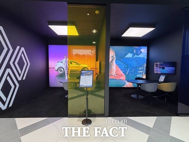 르노코리아 원주 복합전시장 내 상담 부스. rnlt 콘셉트에 따라 디자인된 공간으로, 백라이트 그래픽과 디지털 스탠드, 모듈형 테이블이 배치돼 있다. /황지향 기자
