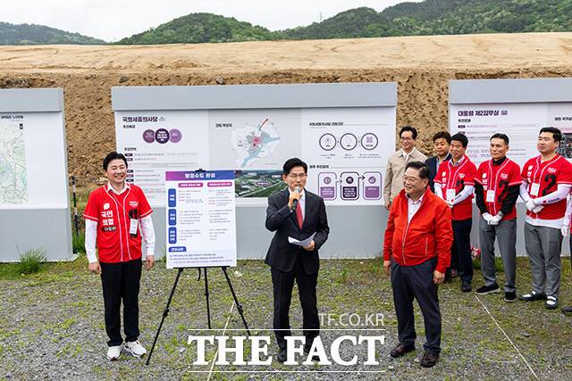 김문수 후보는 세종시의 교통 문제를 지적하며 GTX를 충청도에 이식한 CTX를 개통해 대전-세종-오송-청주-청주공항-대전을 잇는 고속철도망을 완성하겠다고 공약했다.