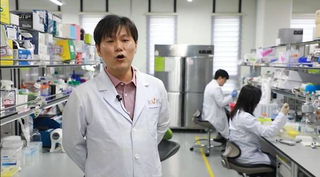 김현준 기초과학연구원(IBS) 한국바이러스기초연구소(KVRI) 선임연구원이 연구의 의미 등에 대해 설명하고 있다. IBS 제공